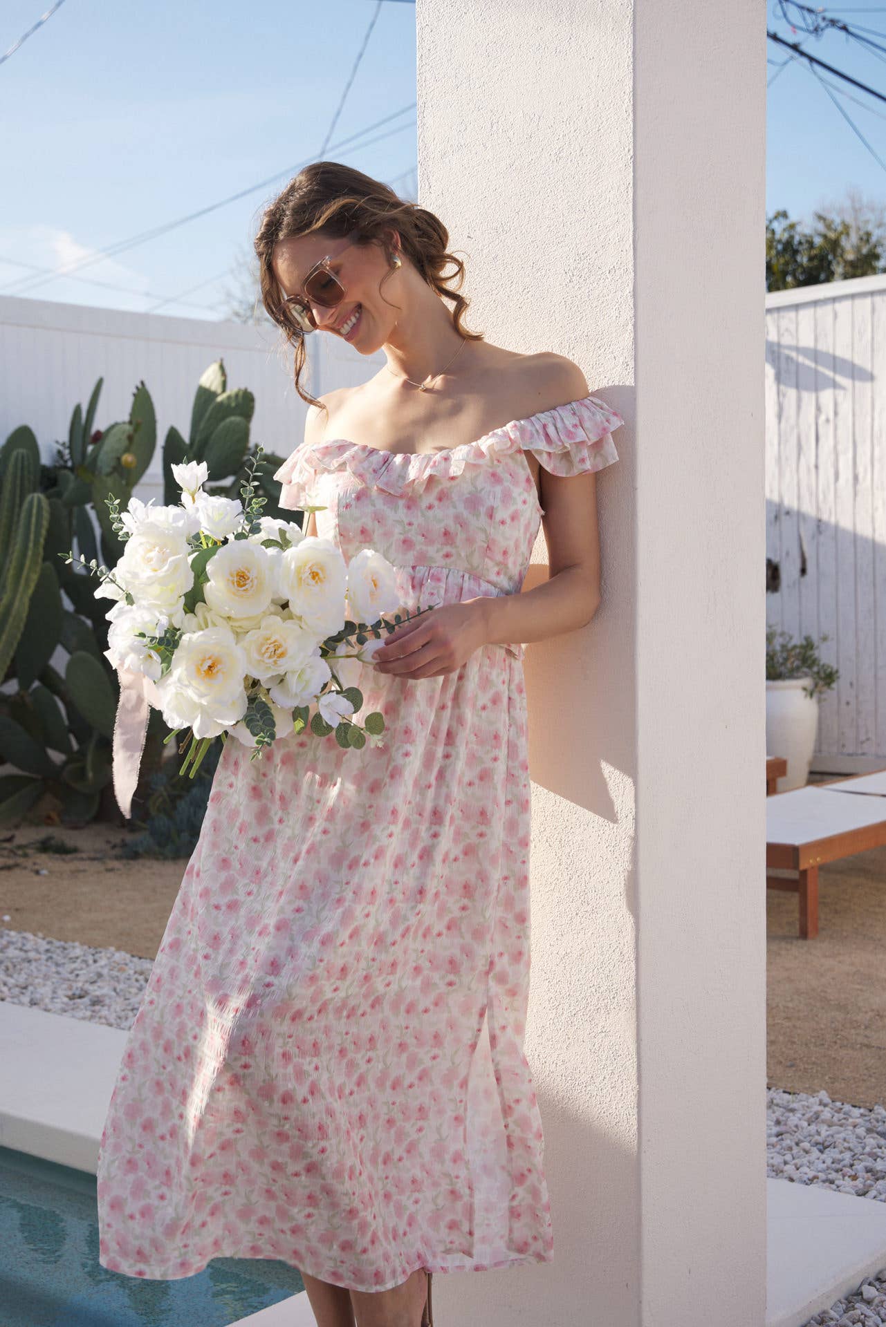 in february – Großhandel Kleid – Damen – ROMANTISCHES FLORALES MIDI-KLEID MIT SCHLITZ, RÜSCHEN UND RÜCKENBINDUNG1