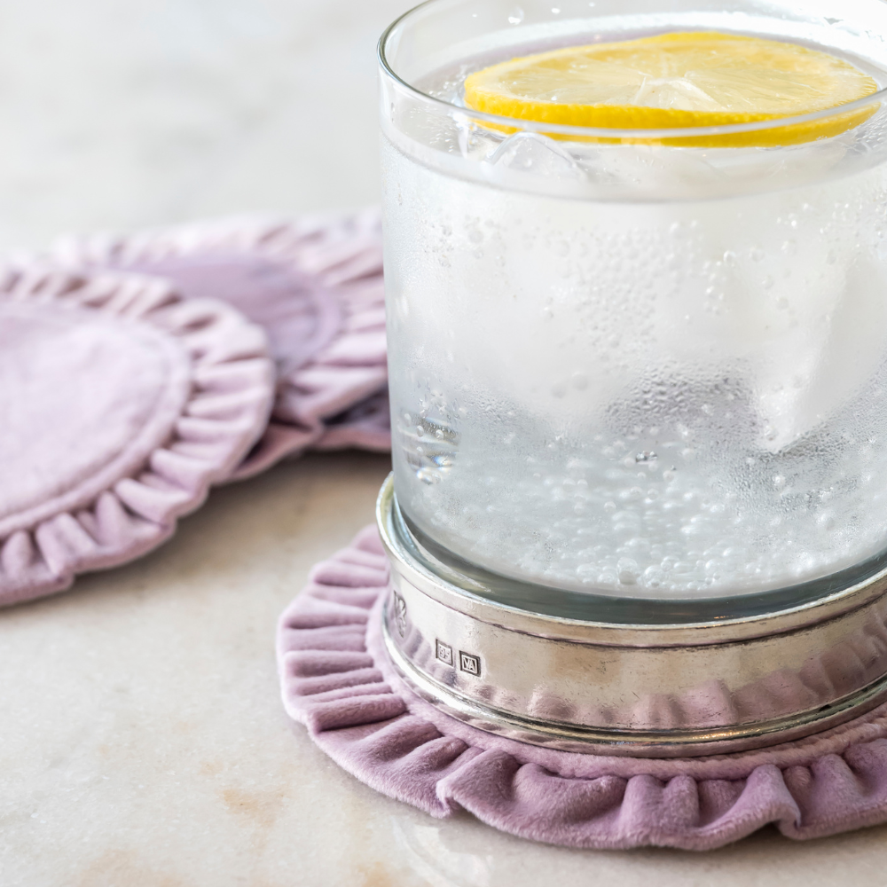 Arte Italica & Crown Linen Designs – Engroshandel Bordskånere – Runde Fløjlskrusbrikker med Flæser - Ny Farve3