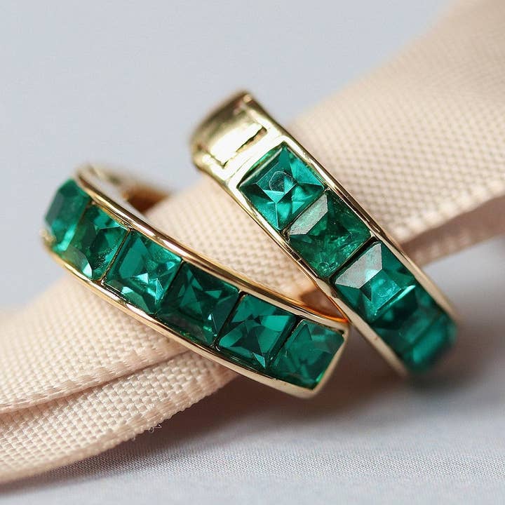 Pendientes de aro con piedra de nacimiento de mayo en oro, pendientes de cristal Swarovski, aros de cristal CZ esmeralda dorados, regalos de Navidad para ella/mamá/amiga. para venta al por mayor de SYMBOLOGY JEWELLERY