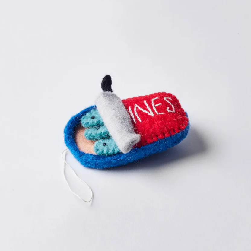 Global Goods Partners – wholesale Prydnad – Dekoration i filt av sardiner på burk4