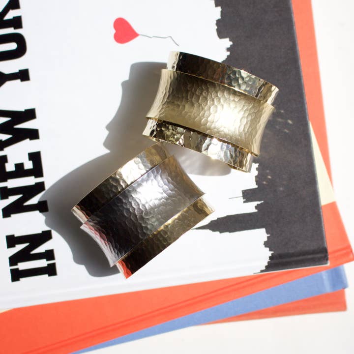 Mat goud/mat zilver Aurora gelaagde gehamerde 2" manchet|goud/zilver|mat|glanzend voor groothandel op Faire2