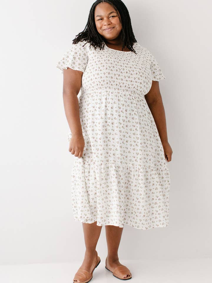 Blanc «Lynette» Robe midi à corsage smocké à motif floral en vente sur Faire11