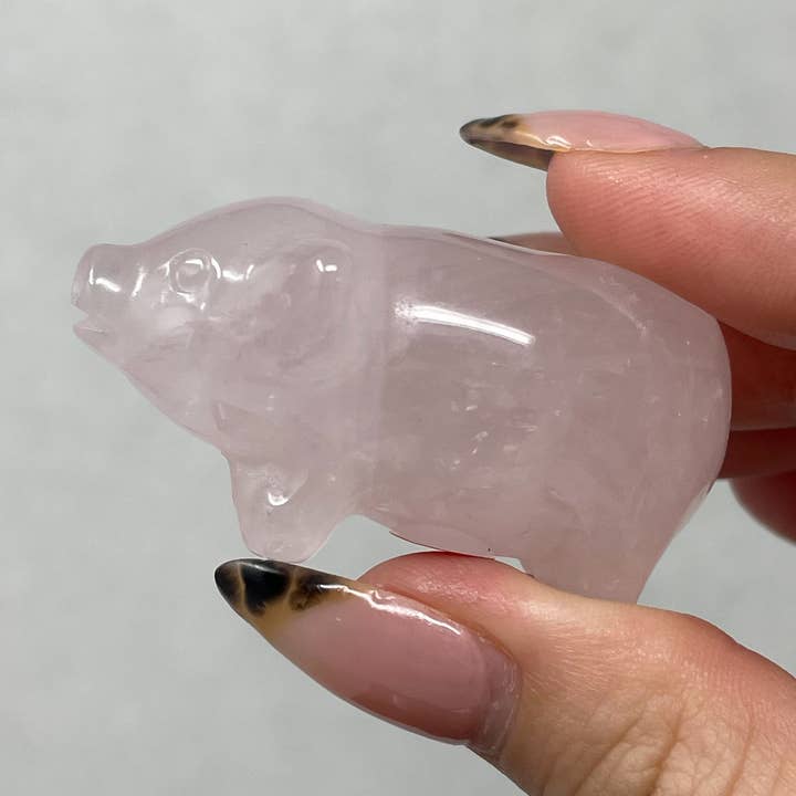 Sculpture de cochon en quartz rose pour la vente par The Crystal Tabby