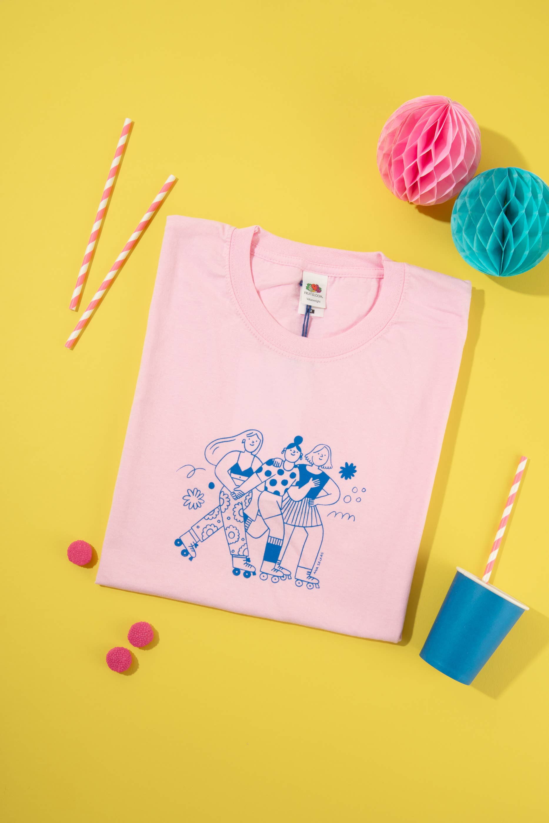 Ana Seixas - Vendita all'ingrosso Maglietta serigrafata - Donna - T-shirt rosa chiaro con stampa di ragazze su pattini a rotelle - Ana Seixas0