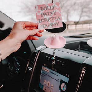 The Front Porch Label - Vendita all'ingrosso Ciondolo decorativo per auto - Donna - Ciondolo per specchietto retrovisore a forma di cappello da cowboy nero e rosa14