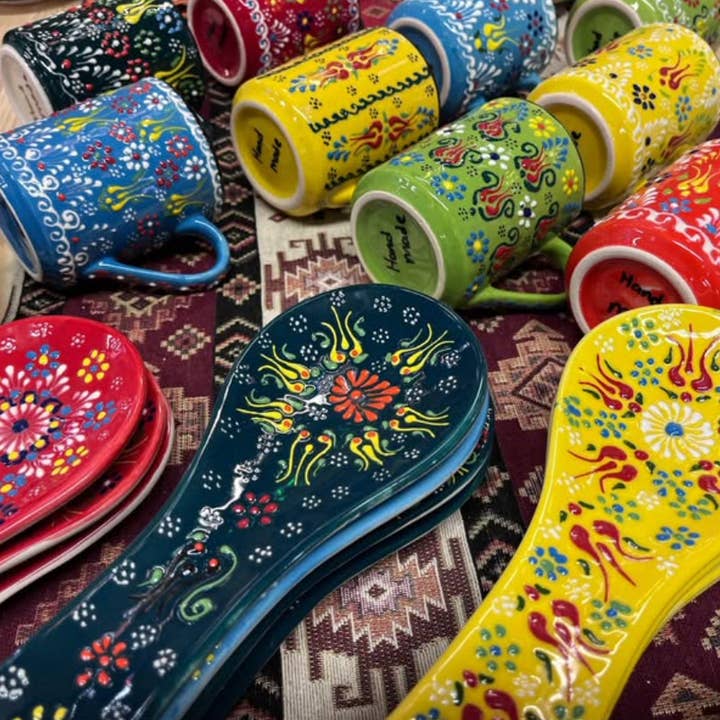 Set all'ingrosso di tazze tradizionali turche e portacucchiai per la vendita all'ingrosso da parte di Turkish Wholesale Depot