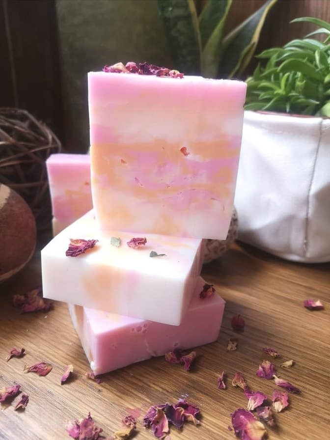 Pain de savon artisanal à l'huile essentielle de géranium rose et au beurre de karité pour la vente par White light at home