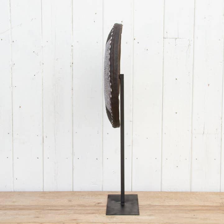 De-cor - Venta al por mayor Bandejas/platos/boles decorativos - Escudo africano con cuentas en blanco y negro sobre soporte4