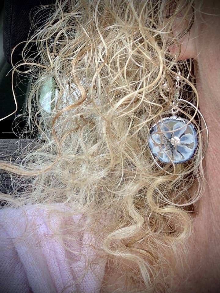 Glem mig knude øreringe for engroshandel hos Catie Raymond Designs