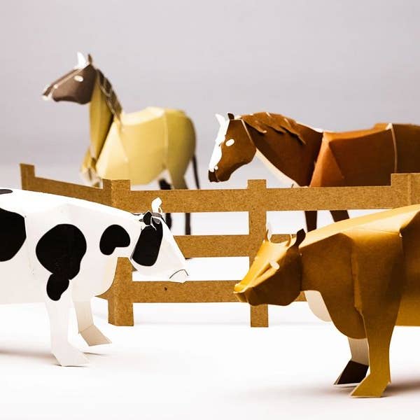 Animaux en papier. Série Farm Animals pour la vente par Duarte PaperArt