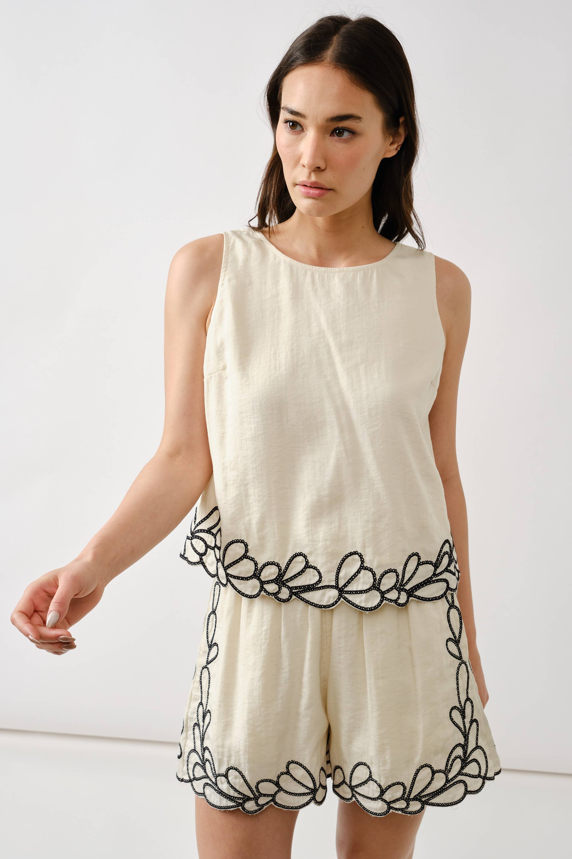 Aaron & Amber - Wholesale Shorts - Women's - MAP3230 EMBROIDERED HEM ELASTIC WAIST SHORTS16