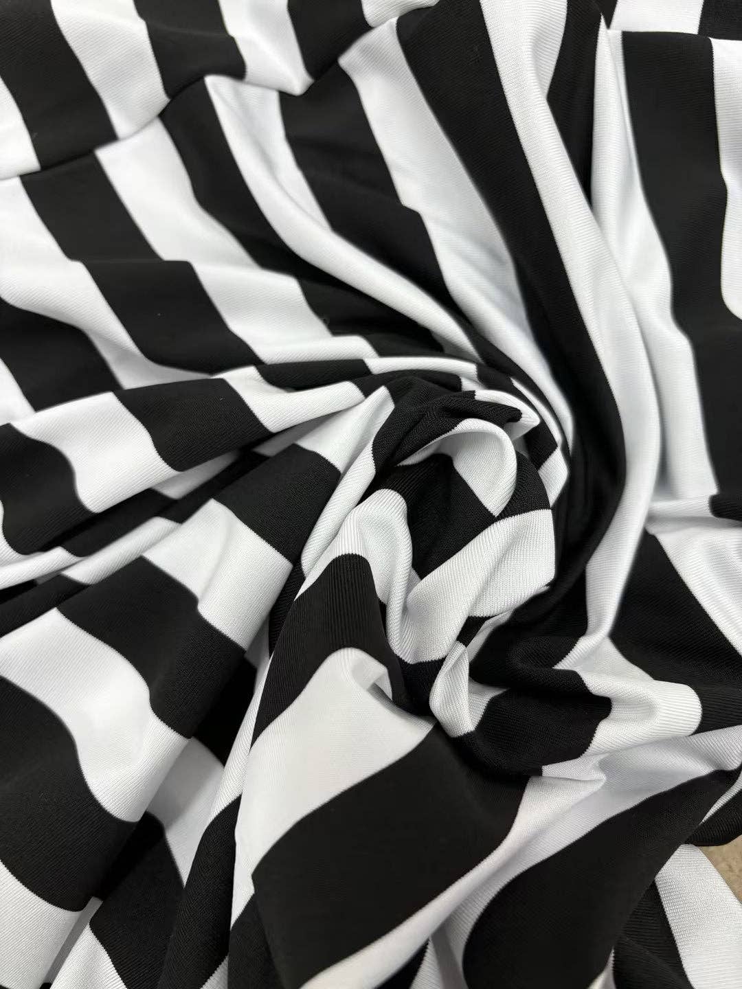 SVART Axelbandslös Randig Maxiklänning med delad fåll för wholesale på Faire2