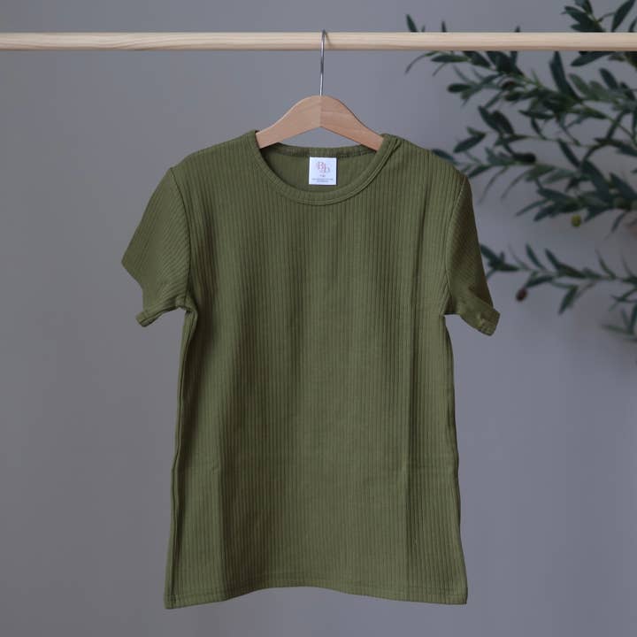 Bosgroen Korte Mouw Top voor wholesale door Belle + Bea Basics