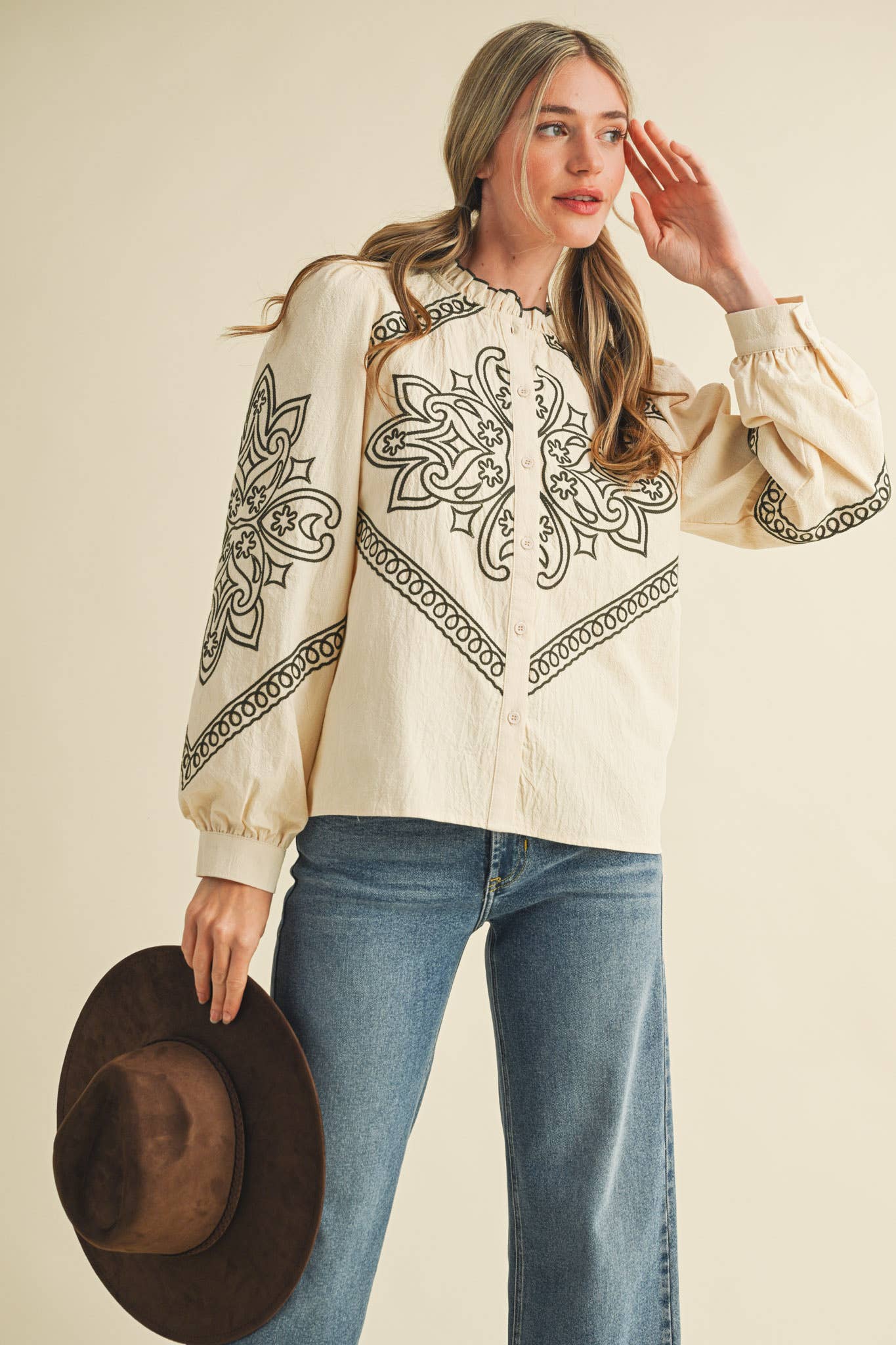 &MERCI – Engroshandel Skjorte med buttondown – til kvinder – BRODERET MOCK NECK KNAPPEBLUSE MTP333657