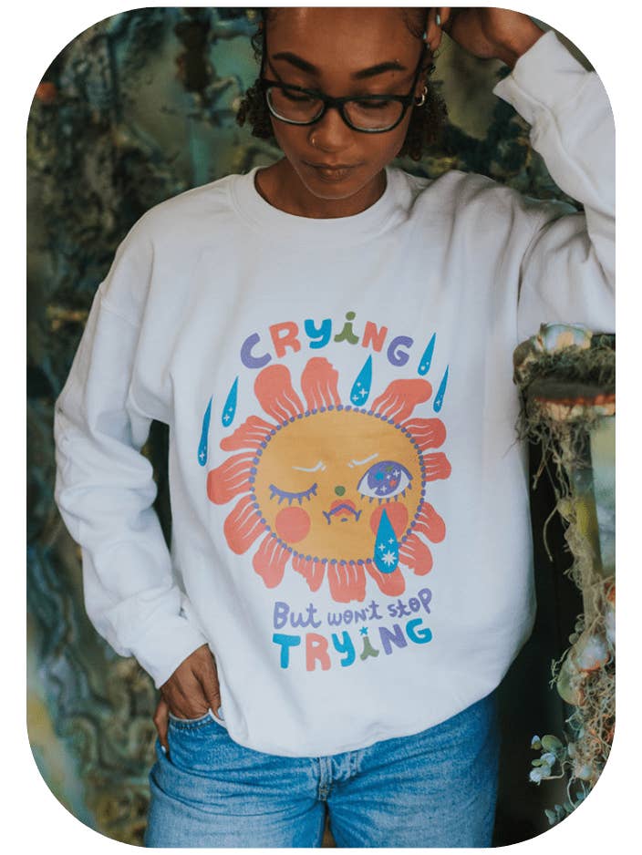 Je pleure mais je n'arrête pas d'essayer - Sweatshirt pour la vente par Self-Care Is For Everyone