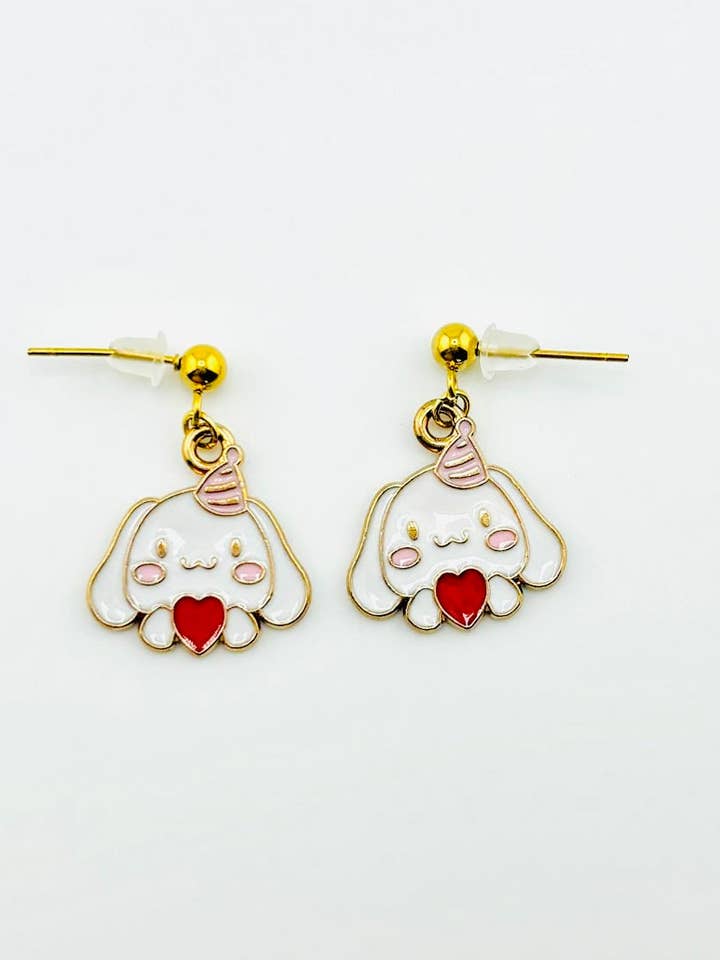boucles d'oreilles pendantes Sanrio Cinnamon Roll en acier inoxydable pour la vente par Bella Blu Designs