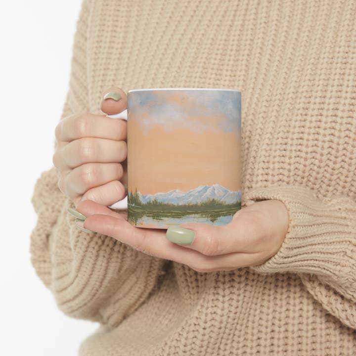 Tasse en céramique Aventure Denali - Paysage de montagne - Parfait pour les amoureux de la nature et idées cadeaux pour la vente par Artist Makara Thach Sernett