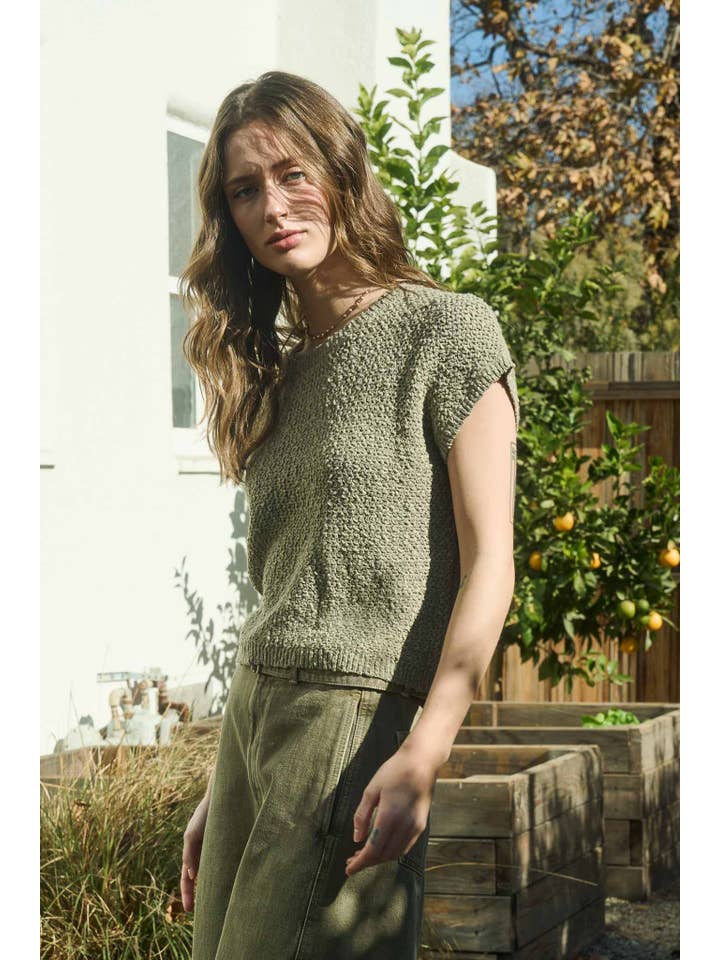 The Workshop Studio – wholesale Pullovertröja - Dam – STRUKTURERAD STICKAD TRÖJA MED RUND HALS OCH KORTA ÄRMAR3