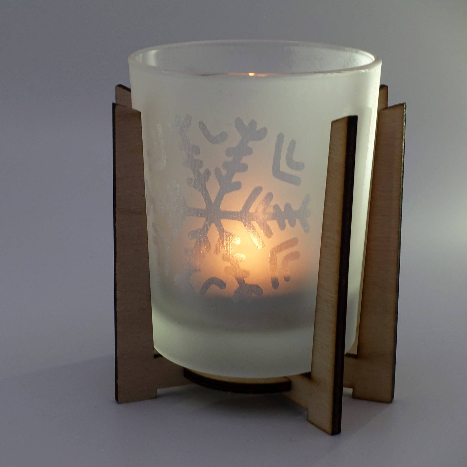 Graphic Home Editions - Venta al por mayor Candelabros - Portavelas de vidrio esmerilado grabado con diseño nórdico, soporte de madera2