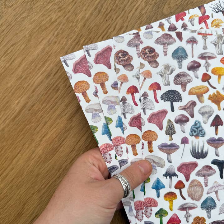 Papier à motifs champignons A4 - Ensemble de 4 pour la vente par Lucy Locks Art