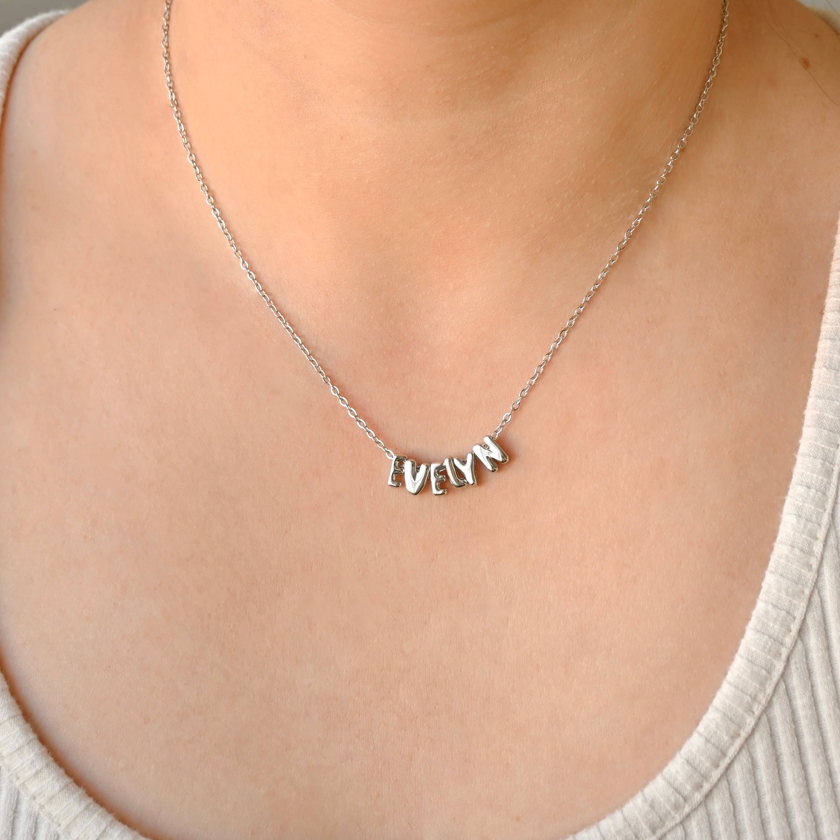 Blueyejewelry – wholesale Hänge-/berlockhalsband – Bubble Letter Halsband – Anpassat namn med små ballongbokstäver2