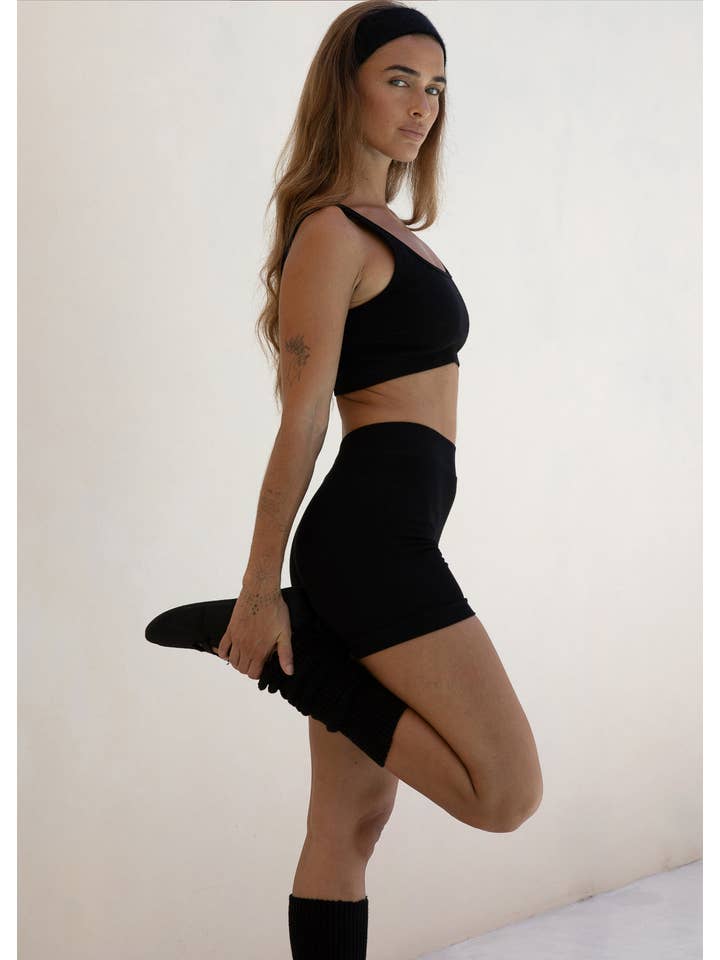 Pinky & Kamal - Wholesale Athletic top – Women′s - Scoop Seamless Bamboo Crop - Black3