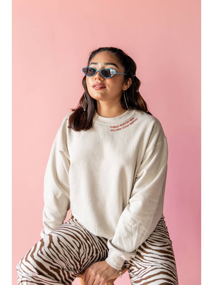 Jen Zeano Designs – wholesale Sweatshirt - Dam – Vibras Bonitas broderad tröja (Sand)