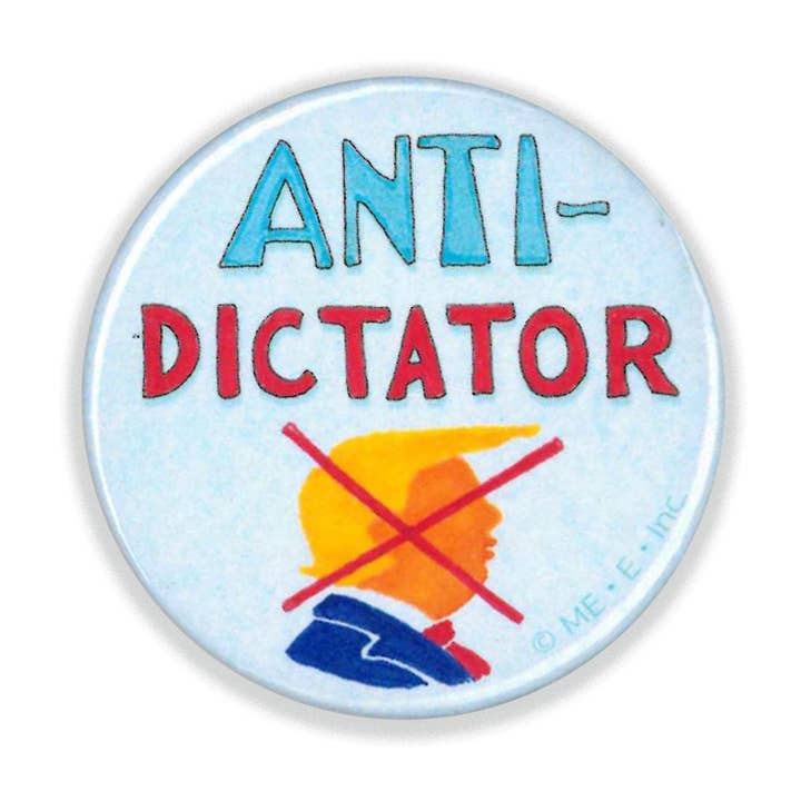 Badge Bouton Anti-Dictateur pour la vente par Mary Engelbreit Studios