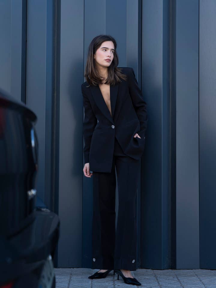 Pantalon droit noir avec boutons argentés décoratifs pour la vente par Javier Teruel García - InfinityWear