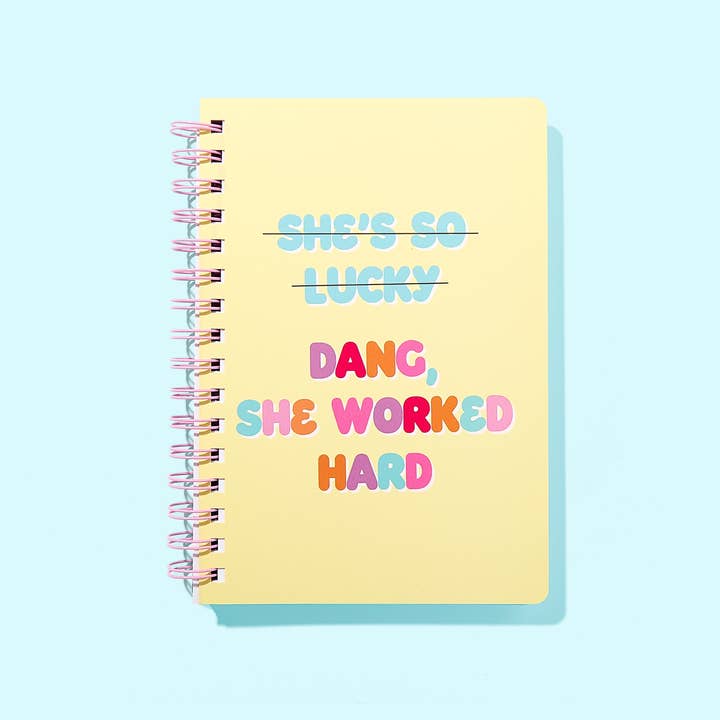 Spiralnotesbog - "...Hun Arbejdede Hårdt" - Katie - 200 Sider for engroshandel hos Taylor Elliott Designs