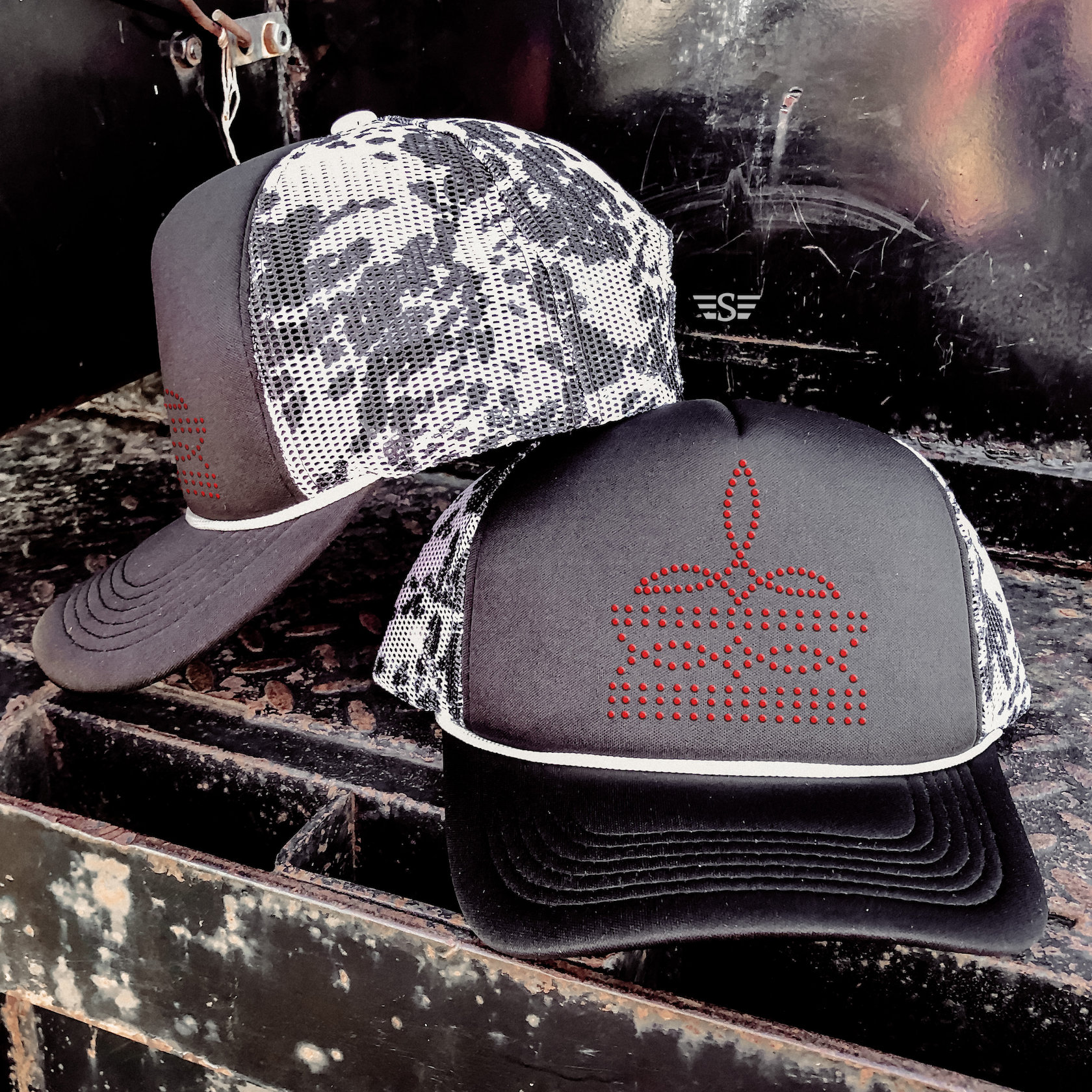 Flying S Company - Venta al por mayor Gorra trucker - Mujer - Gorra Trucker de Malla Estampada con Costura de Bota de Pedrería4