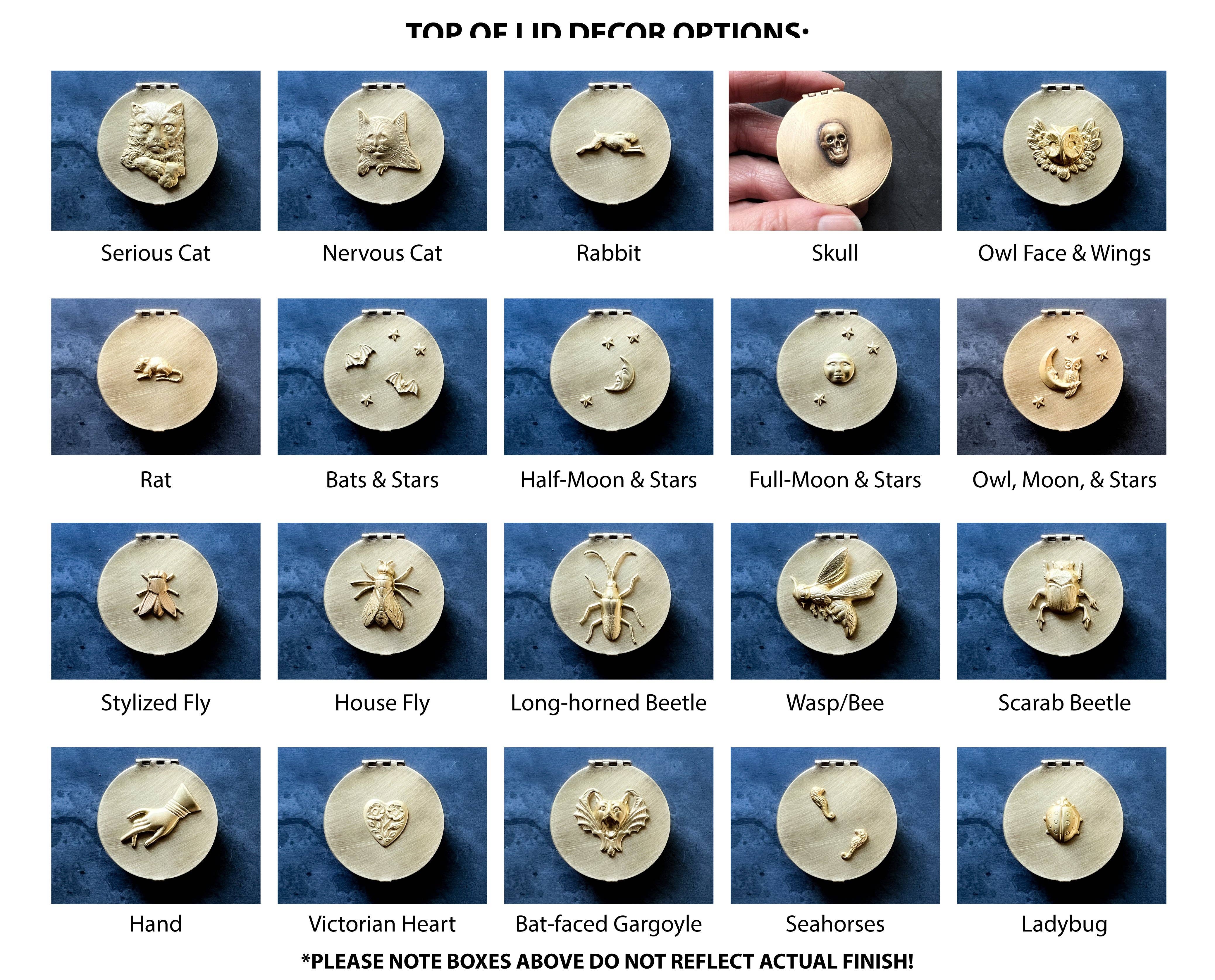 Metal Cloth & Wood – Engroshandel Pynteæske – Tilpasningsbar lille rund 1,6" messingæske til piller eller småting med dit valg af kranium, dyr, insekt eller måne & stjerner på låget!1