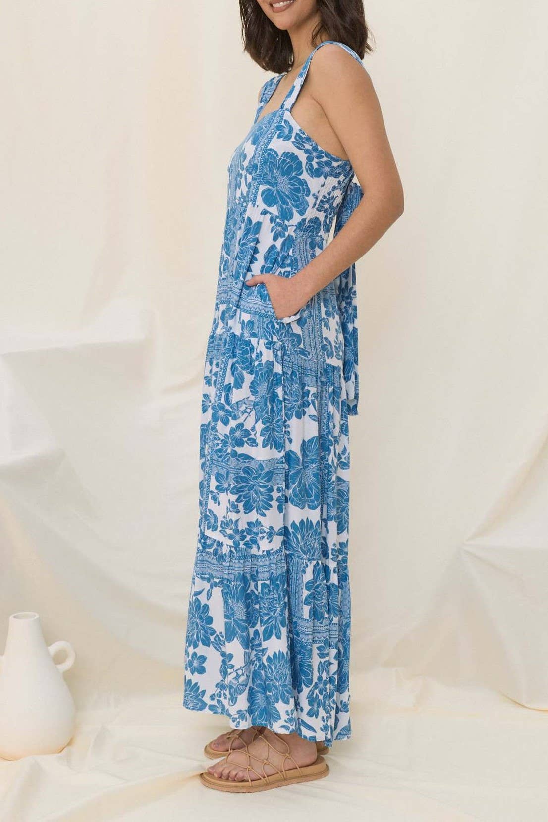 Rosa Clothing - Vente Robe – femme - Robe midi évasée à volants florale bleu bohème avec nœud à l'arrière5