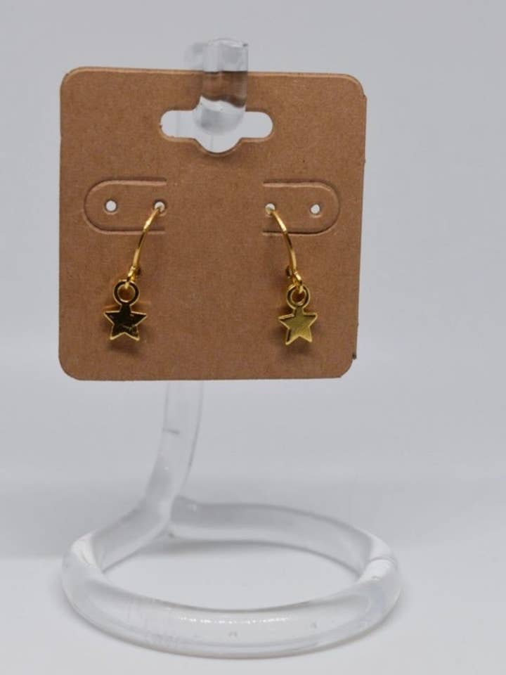 Boucles d'oreilles dorées en forme d'étoile (créoles ou pendantes) pour la vente par SkylinnRaeCo