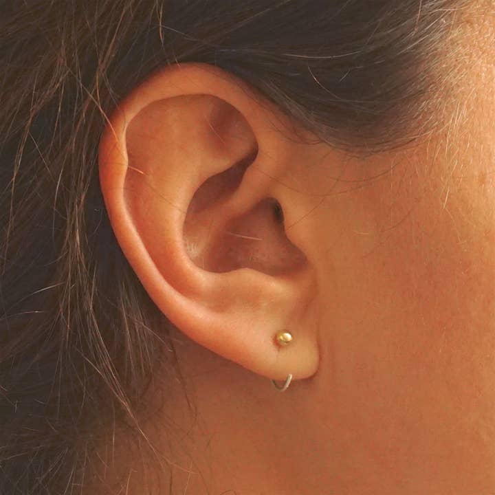 Aros com ponta esfular em prata de lei com abraço na orelha por atacado de Virginia Wynne Designs