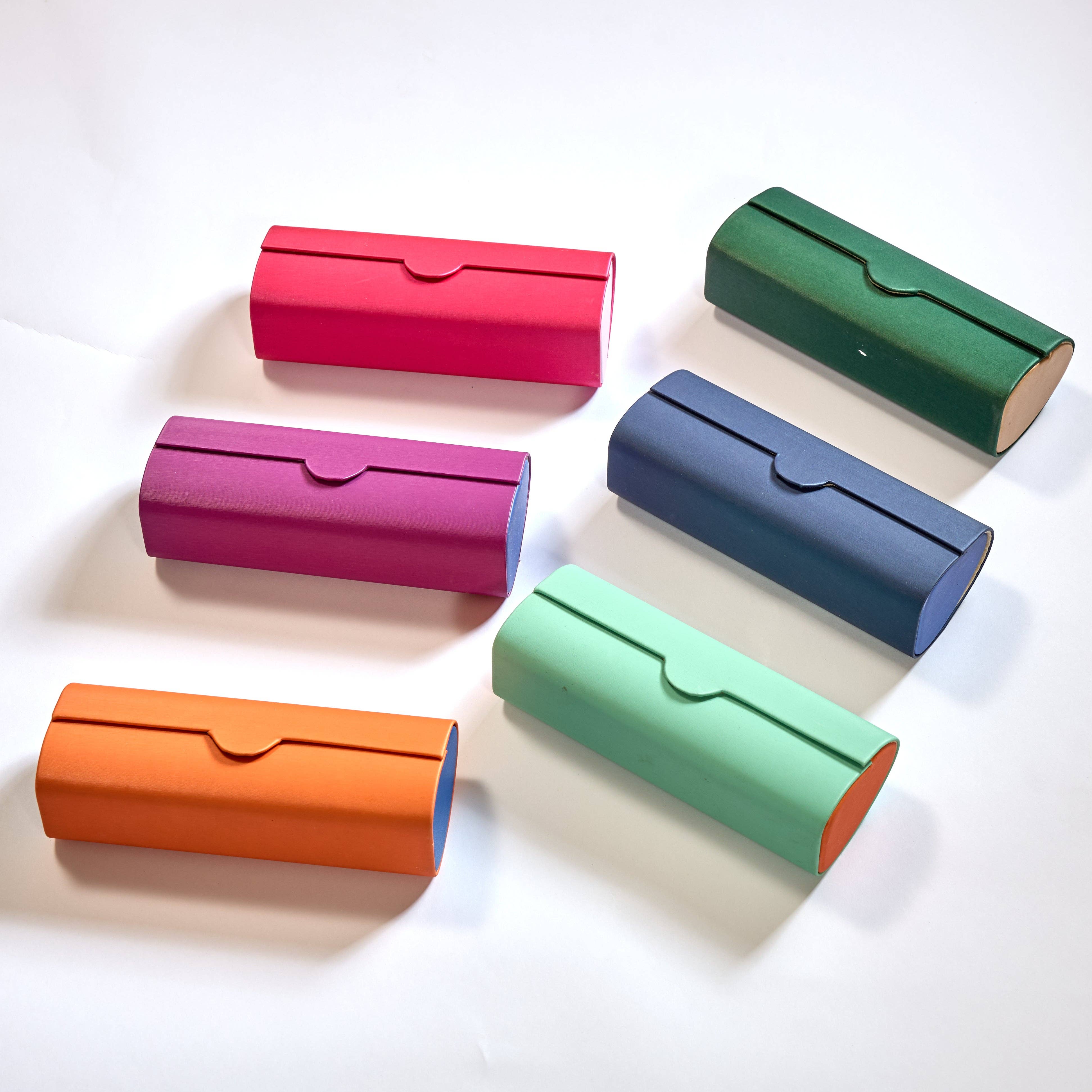 Real Sic - Wholesale Eyewear cases & holders – Unisex - Vintage-Inspired Magnetic Vegan Leather Glasses Case: Retro Cylindrical Design for Stylish Eyewear Protection13