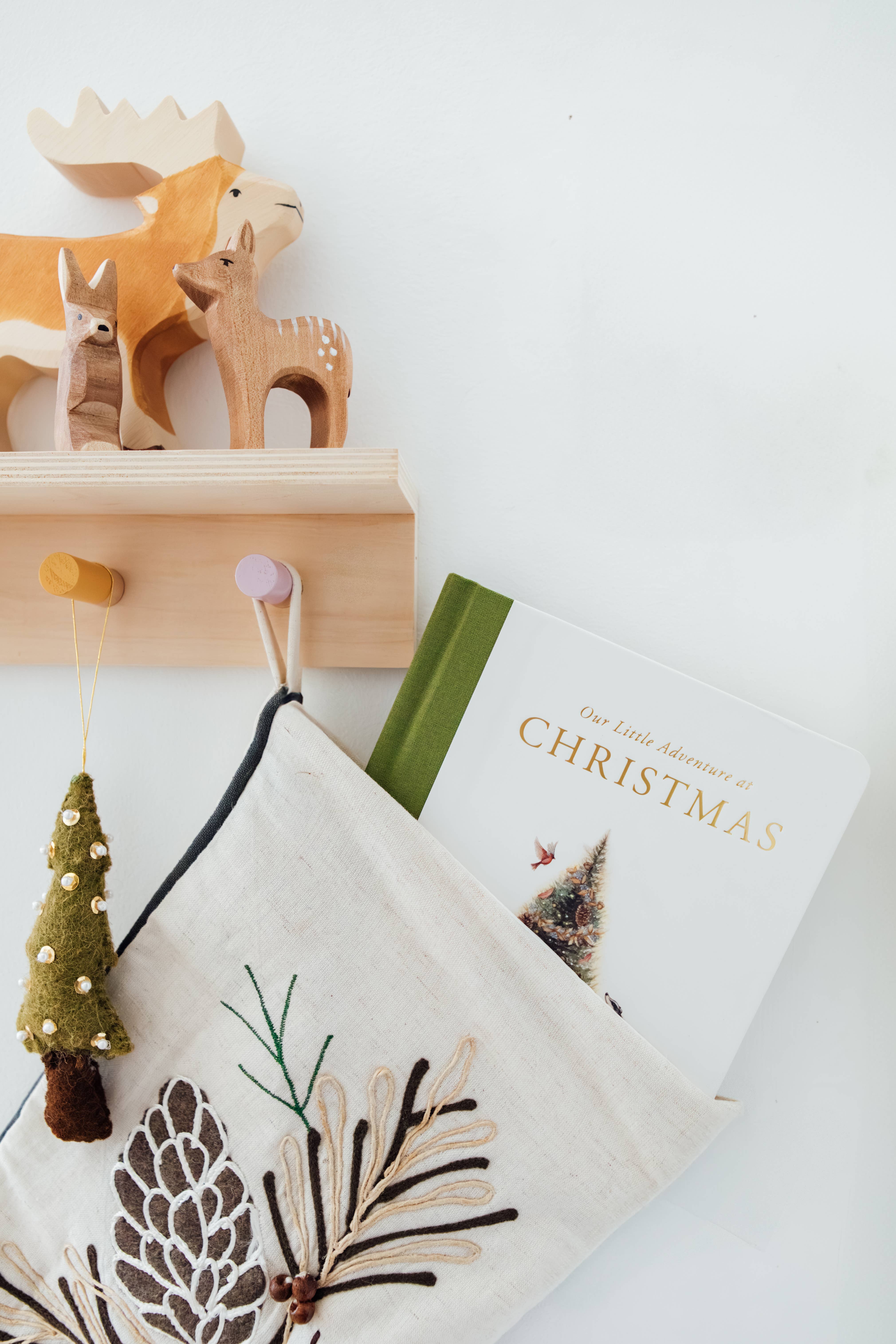 Paige Tate & Co. - Vente Livre pour bébés et tout-petits (jusqu'à 2 ans) - Notre petite aventure à Noël (Le premier Noël de bébé)1