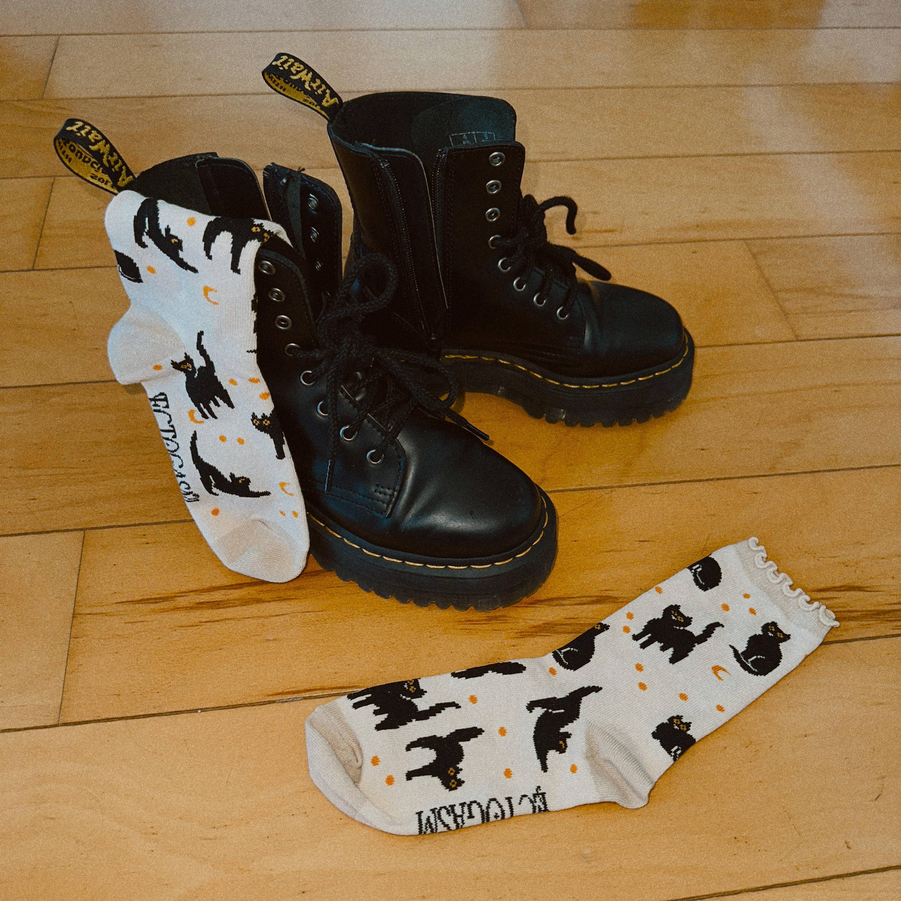 Ectogasm – Großhandel Socken – Damen – Schwarze Rüschensocken mit Katzenmotiv2