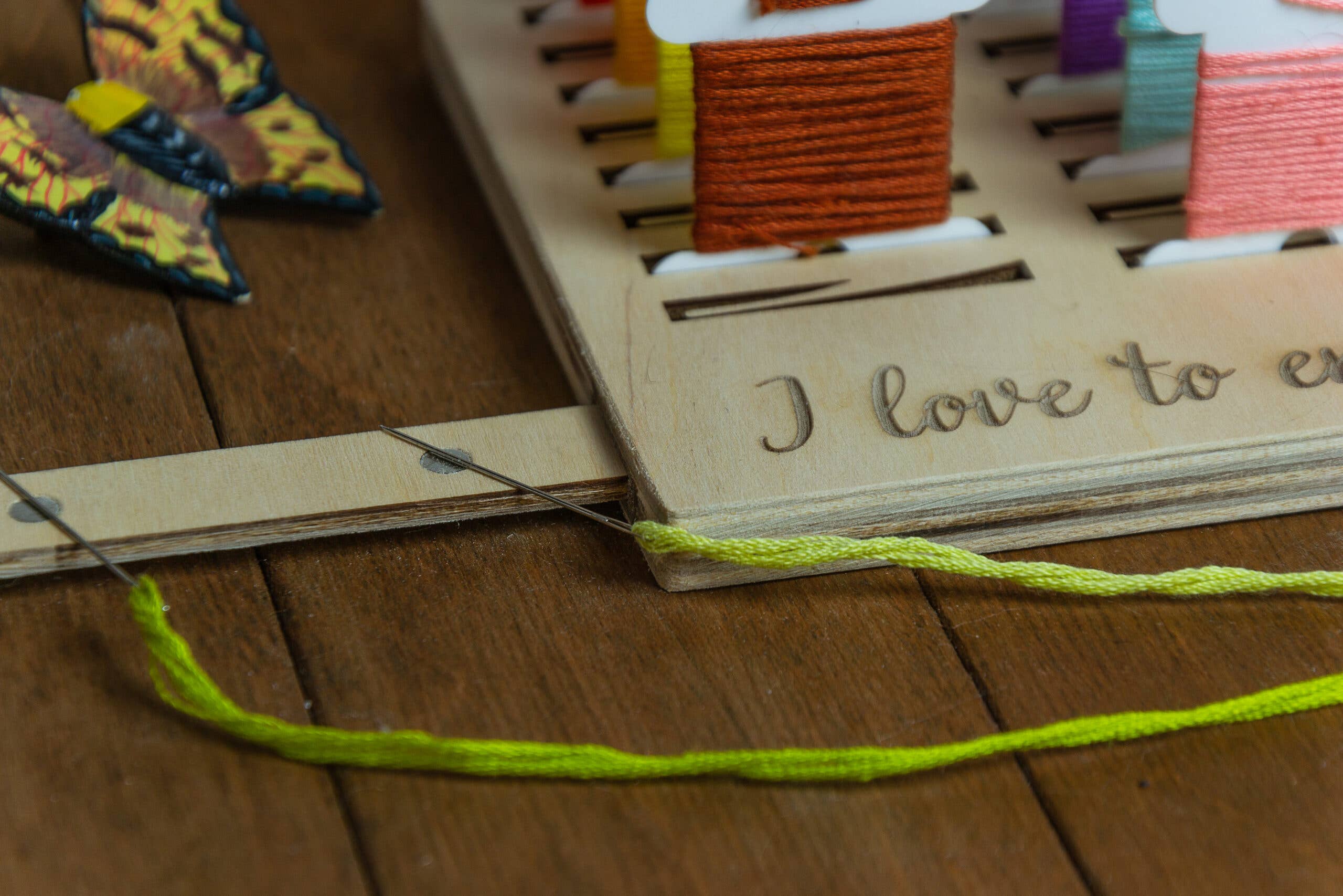 Embroidery craft – wholesale Embroidery/cross-stitch supplies – Wood Bobbin Organizer with Magnetic Needle Minder4