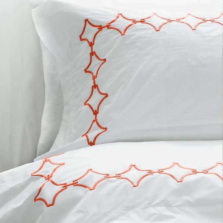 Liens - Ensembles de housses de couette en lin et coton avec bordure brodée pour la vente par The Tangerine Store