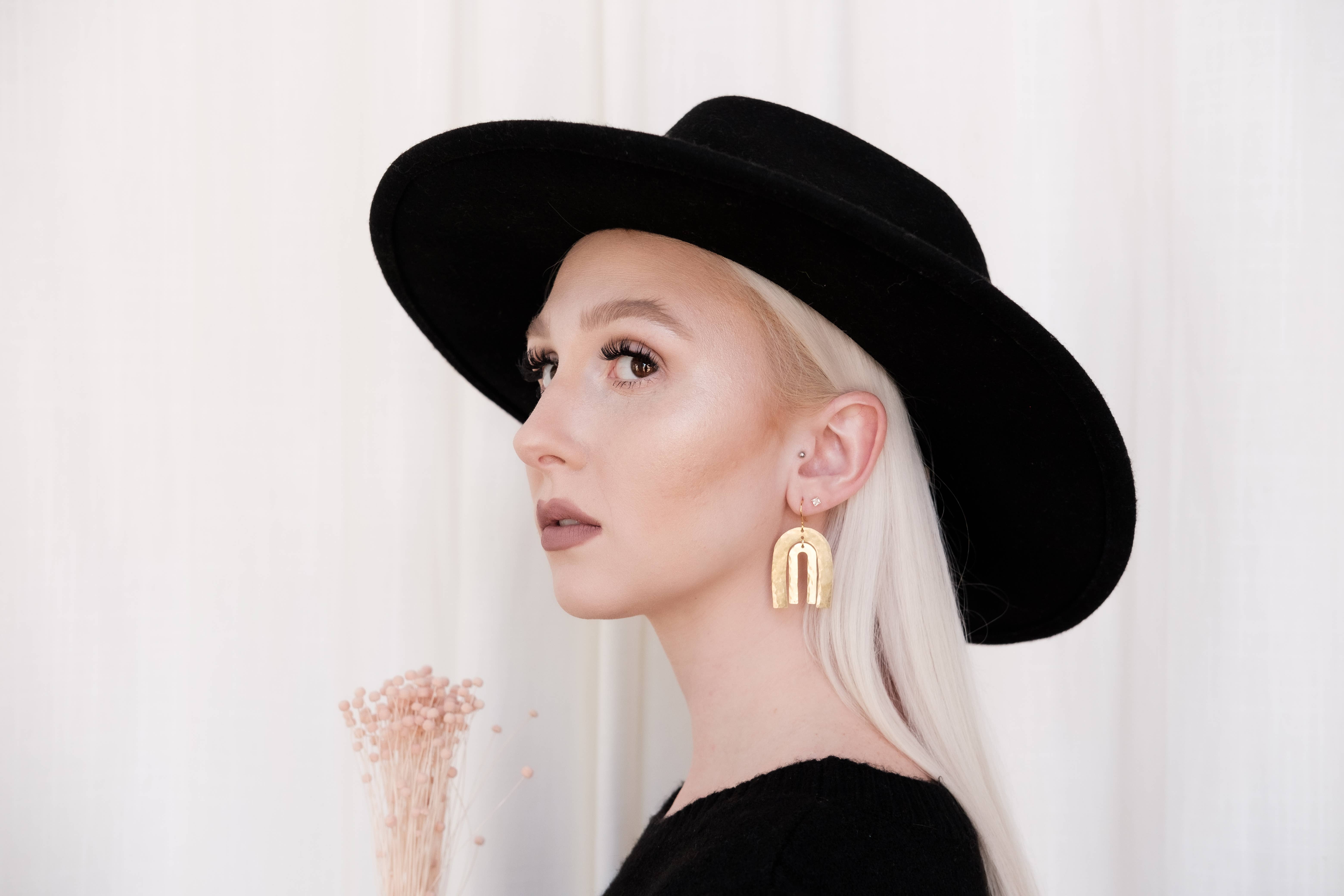 Tirza Design – wholesale Hängande örhängen – Örhängen i 14k guldpläterad hamrad båge regnbåge1