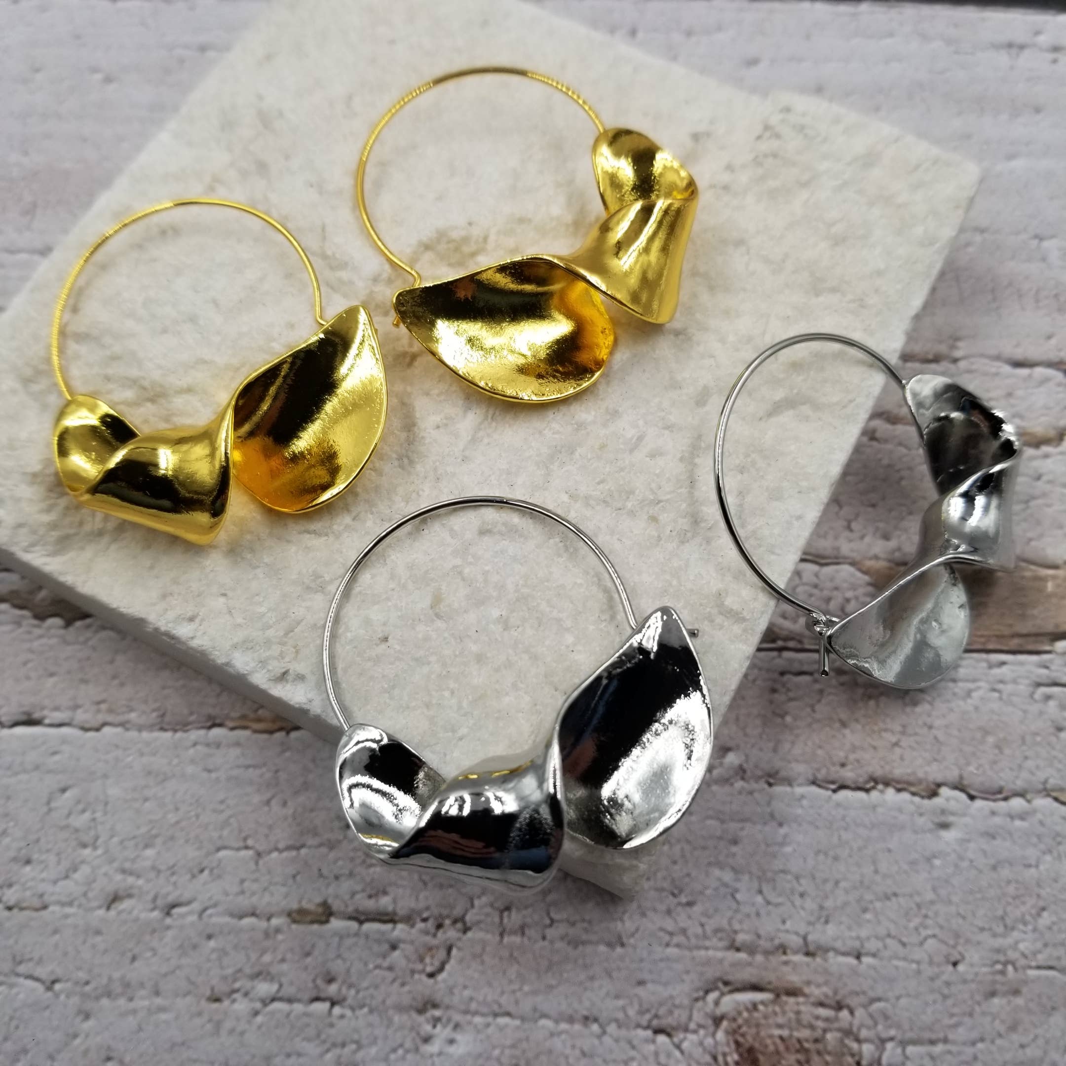 Treasure Wholesale – wholesale Hoop-örhängen – Retro geometriska vridna örhängen0