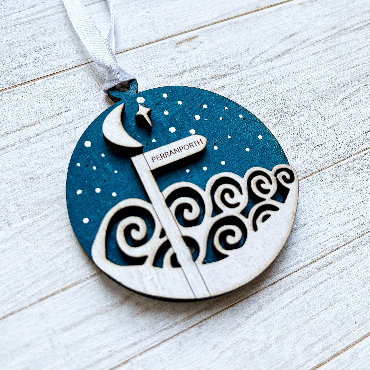 Gorgeous Little Bits Ltd – wholesale Ornament – Coastal Location Signpost Night Sky Christmas Decoration