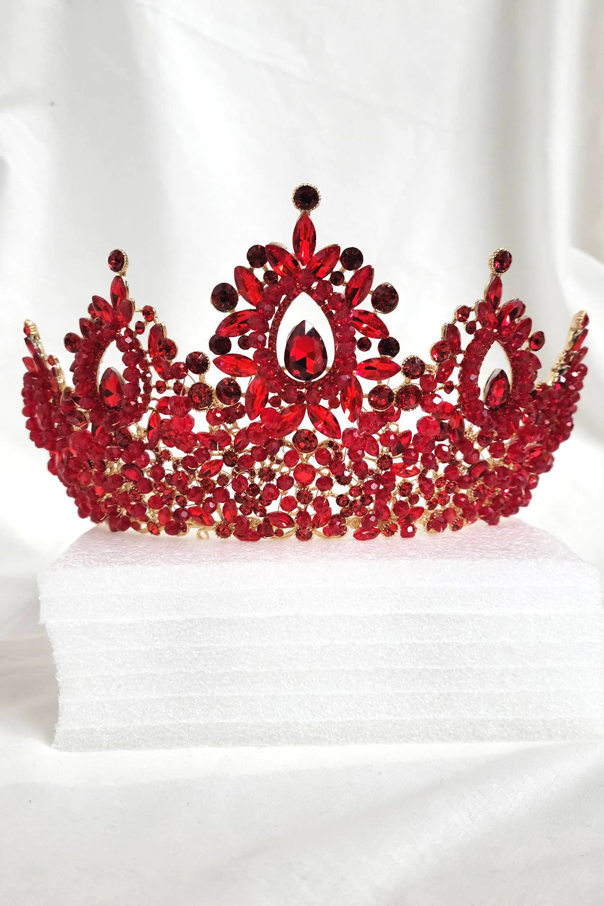 Chicas - Wholesale Tiara - Women's - Metal tiara with crystal balls and jewel rhinestones HT96229