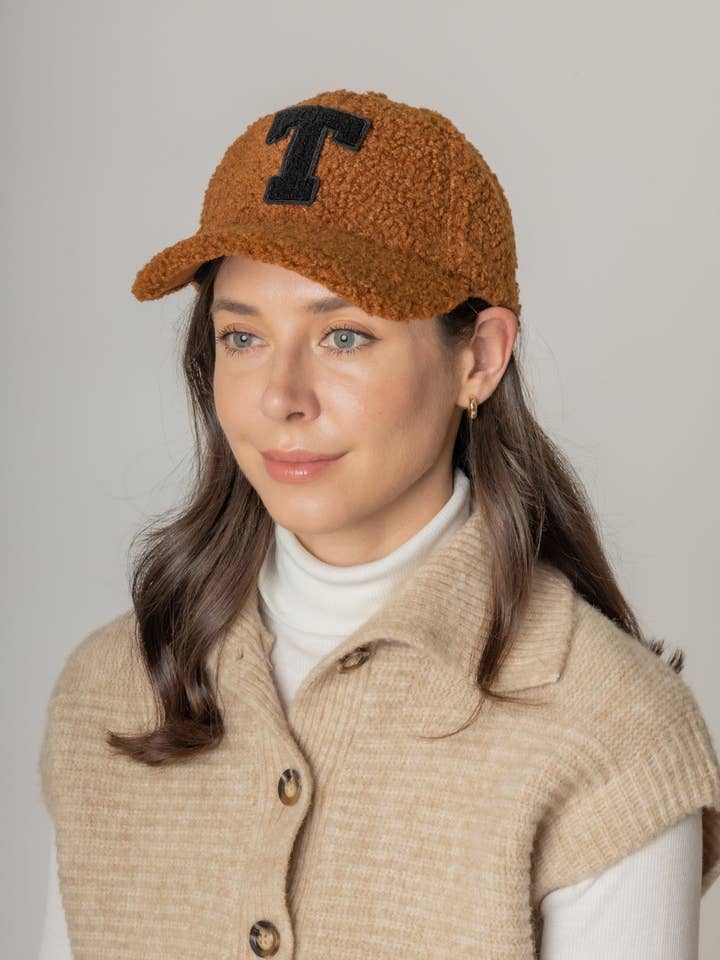 Berretto da baseball Letter T Sherpa (Lettera grande) per la vendita all'ingrosso da parte di Do Everything In Love®