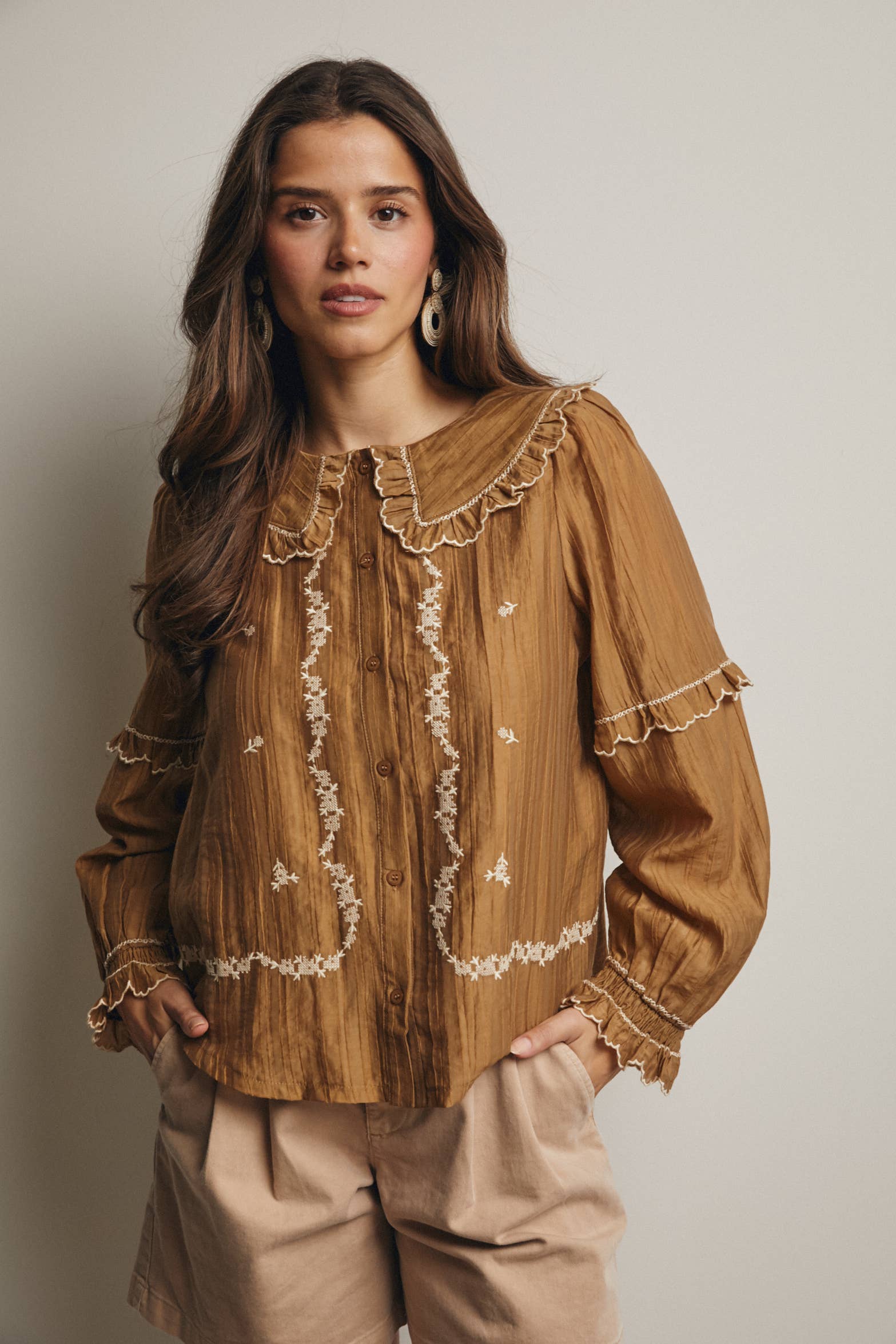 Forte – wholesale Blus - Dam – Broderad blus i bomull med volangkrage FT00031