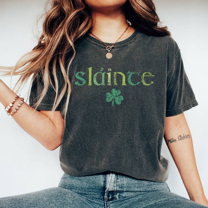 Comfort Colors - T-shirt graphique trèfle « Sláinte » pour la vente par Printliss