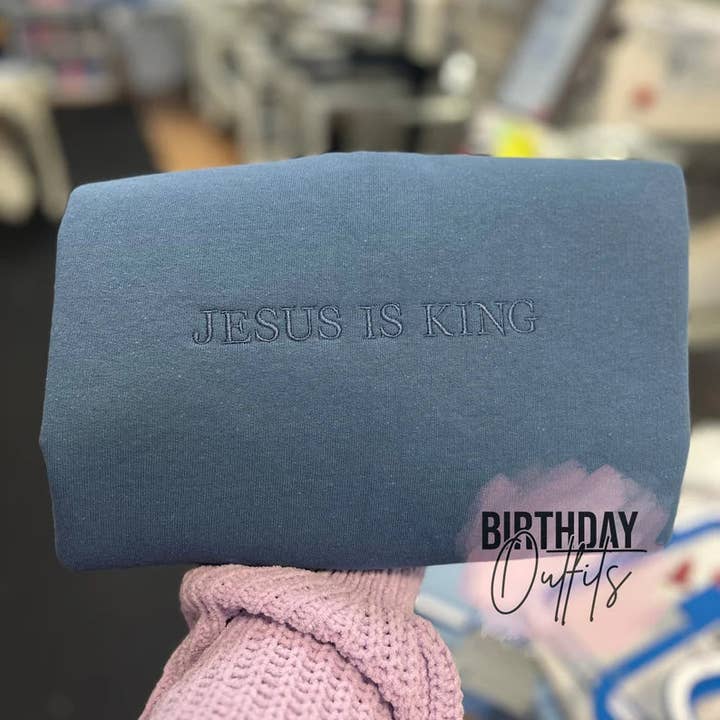 Camisola Bordada Jesus Is King, camisola cristã bordada, camisa bordada com Versículo Bíblico, equipa motivacional por atacado de BIRTHDAY OUTFITS