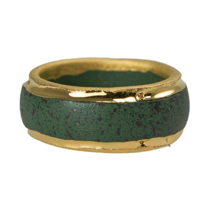 Bague en porcelaine "Basil" avec or pour la vente par FreakyFoxx porcelain