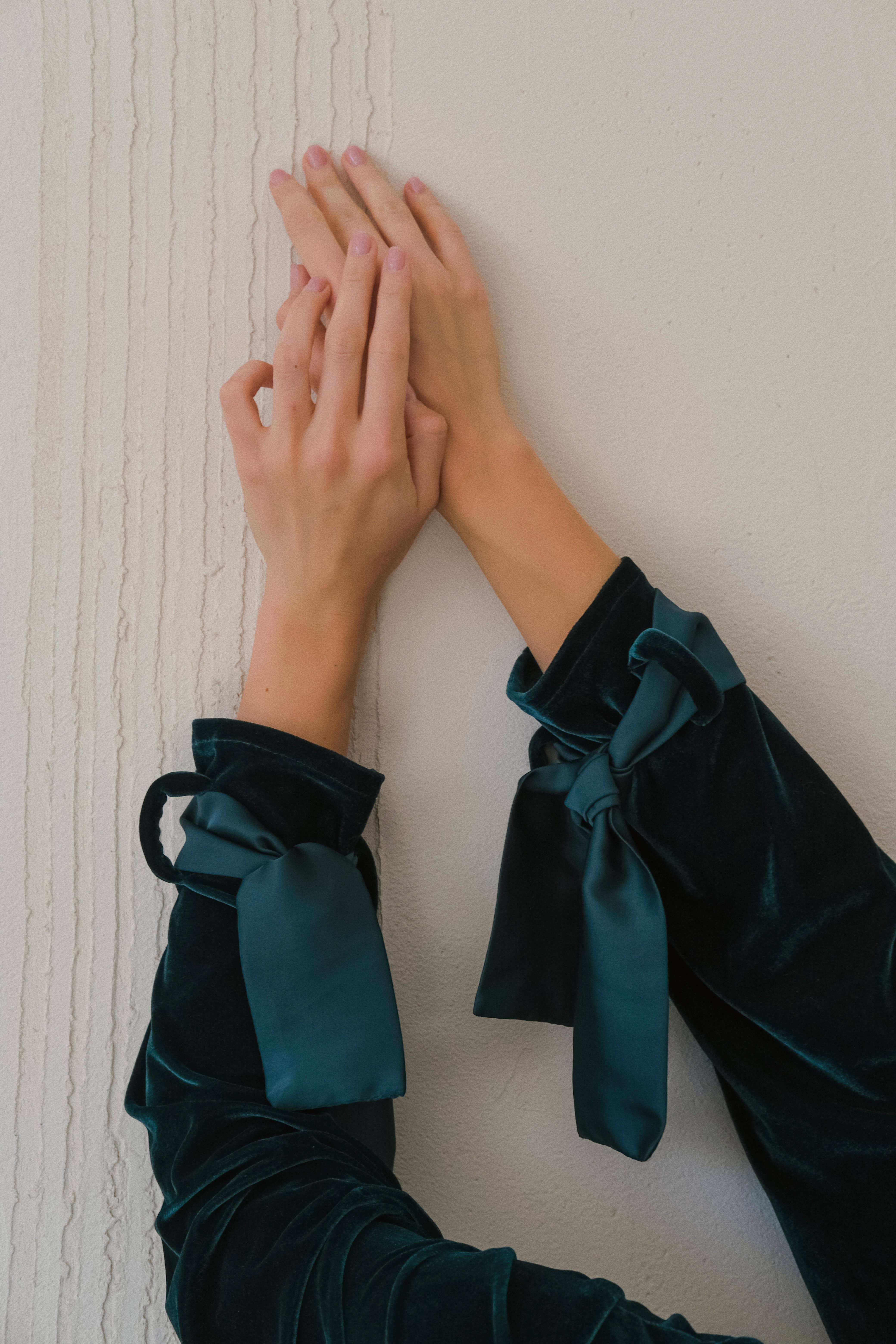 Angie's Showroom – wholesale Robe – Women's – Velour Long Robe with Satin Ties15